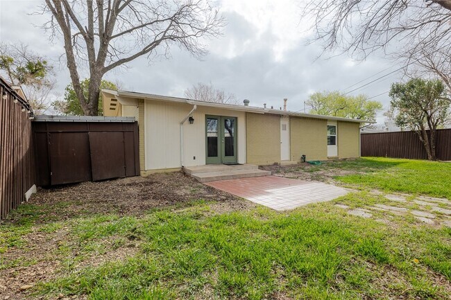 Building Photo - 11839 High Meadow Dr