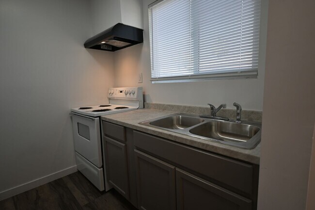 Building Photo - 378 N 13th St