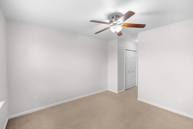 Building Photo - Master-on-Main End-Unit Townhome in Back Creek Villages!