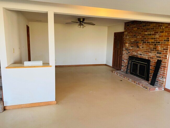 Building Photo - 41 E Hinton Rd