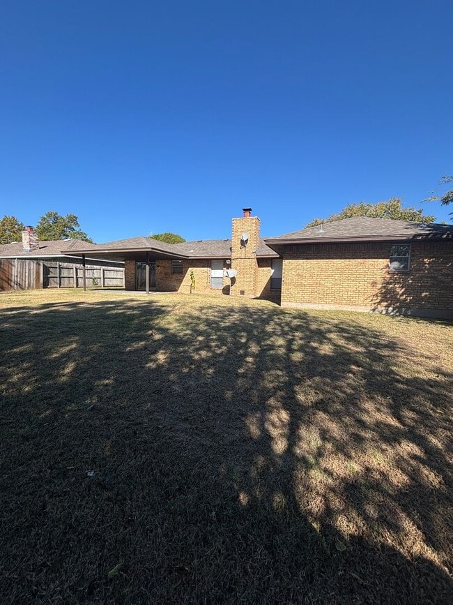 Building Photo - Spacious 3 bedroom, 2 bathroom home availa...