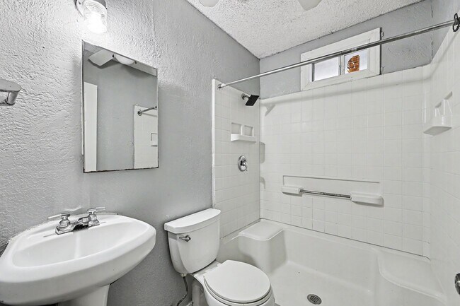 Building Photo - SPACIOUS! LOCATION!