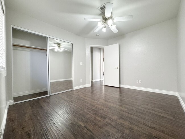 Building Photo - Step into this charming 3-bedroom, 2-bathroom residence in Henderson