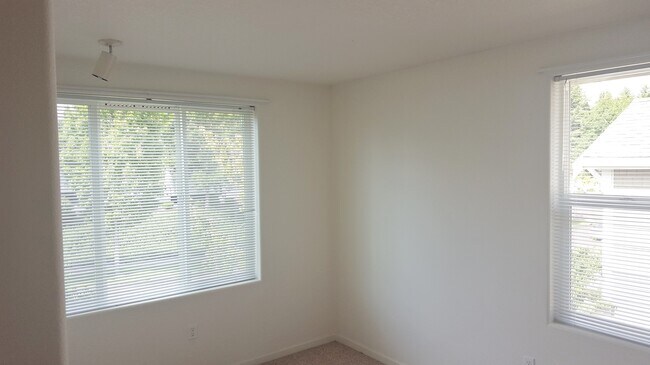 Building Photo - 3br/2.5ba Townhome with 2-Car Garage + Bonus Room  ** Central Heat & AC **