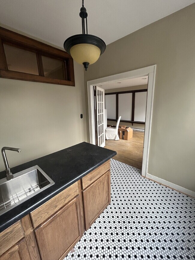 Building Photo - Studio apartment available September 1st i...
