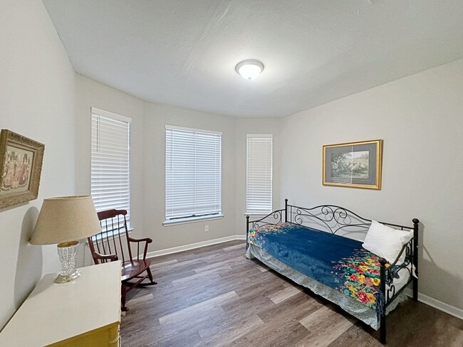 Building Photo - 4 Bedroom Furnished or UnFurnished rental