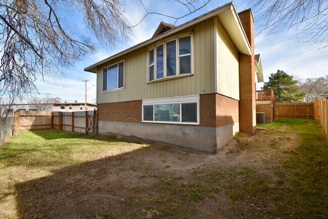 Building Photo - Spacious 5 Bedroom 3 Bathroom Home in Sandy!