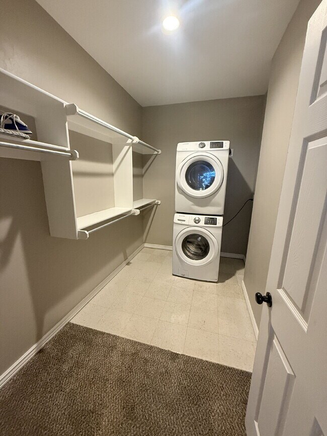 Building Photo - Townhome in Gatewood