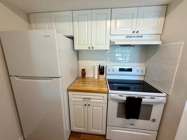 Building Photo - 3300 Pebblebrook Dr