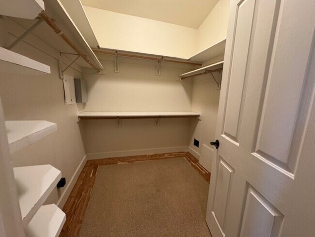 Building Photo - Broken Top Gated Community