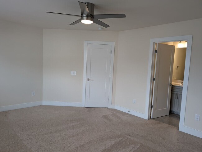 Building Photo - Georgeous townhome located in the Central ...
