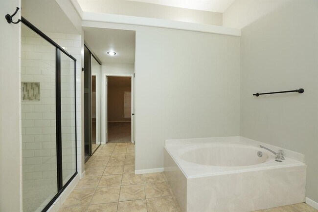 Building Photo - 17318 Shadow Valley Dr