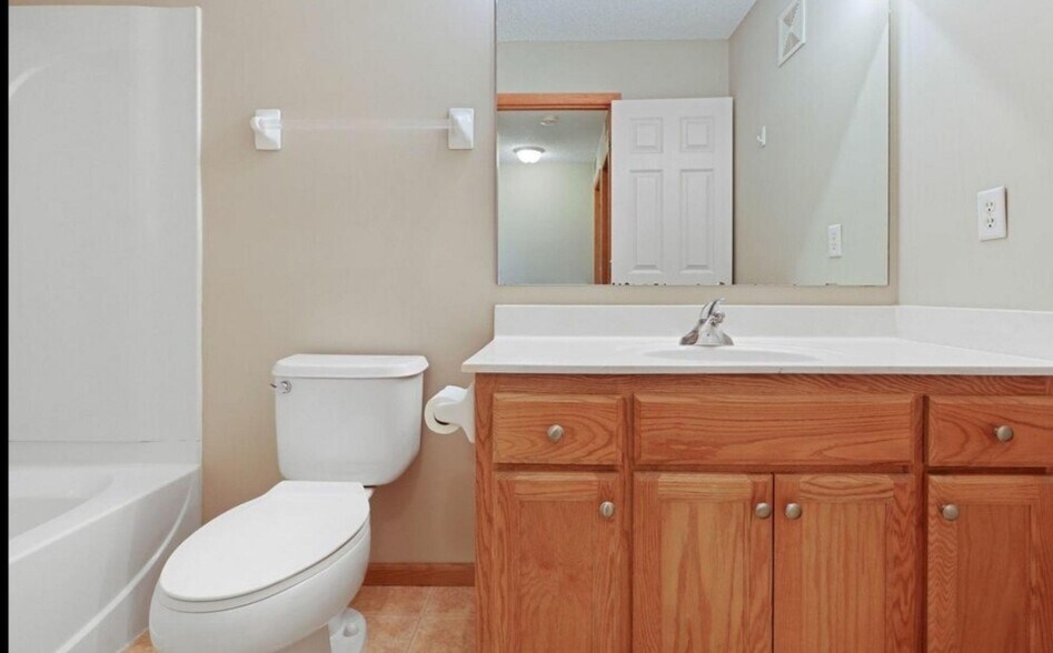 Common bath - 8437 W 149th St