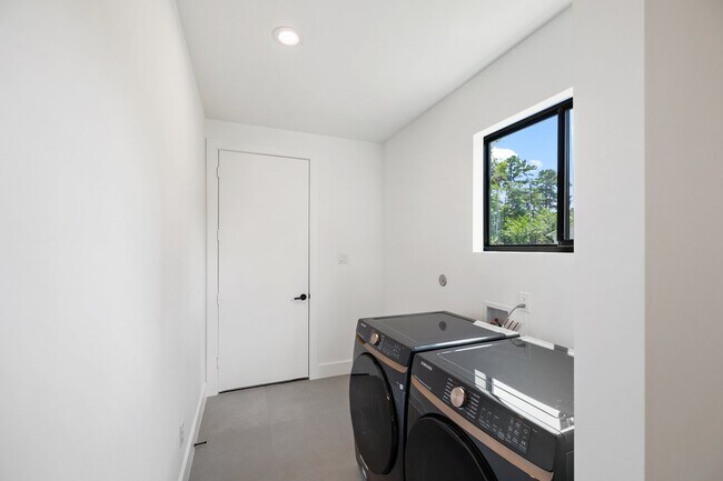 Building Photo - 1420 Primrose St