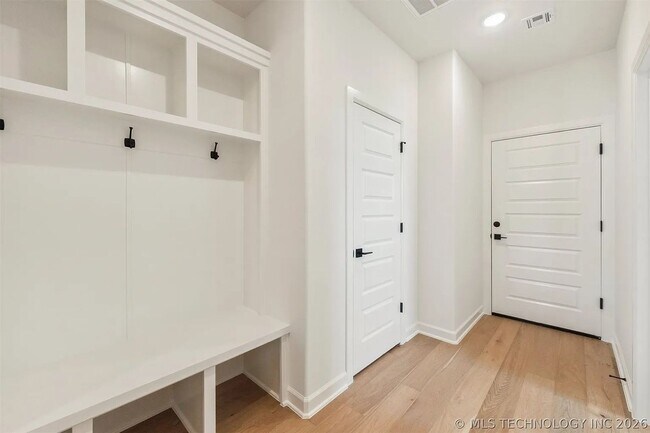 Building Photo - 5 Bed | 4 Bath House