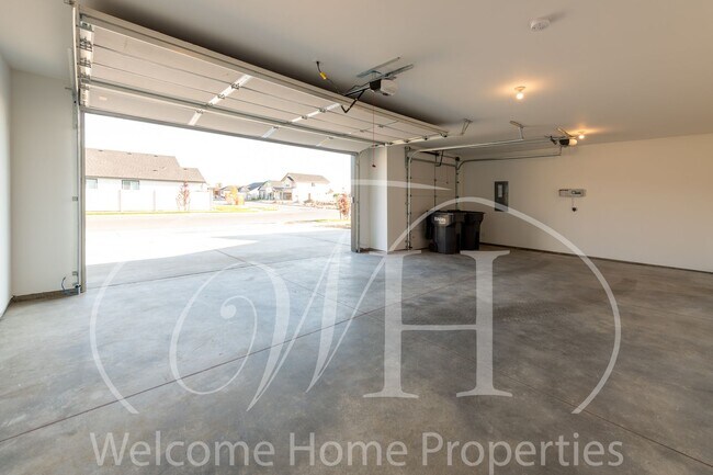 Building Photo - Brand NEW Home!  Overlooking the Golf Course!