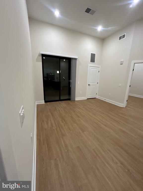 Building Photo - 624 Main St