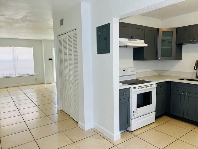 Building Photo - 4705 NW 9th Dr
