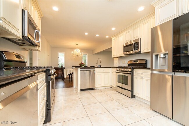 Building Photo - 25035 Penshurst Dr