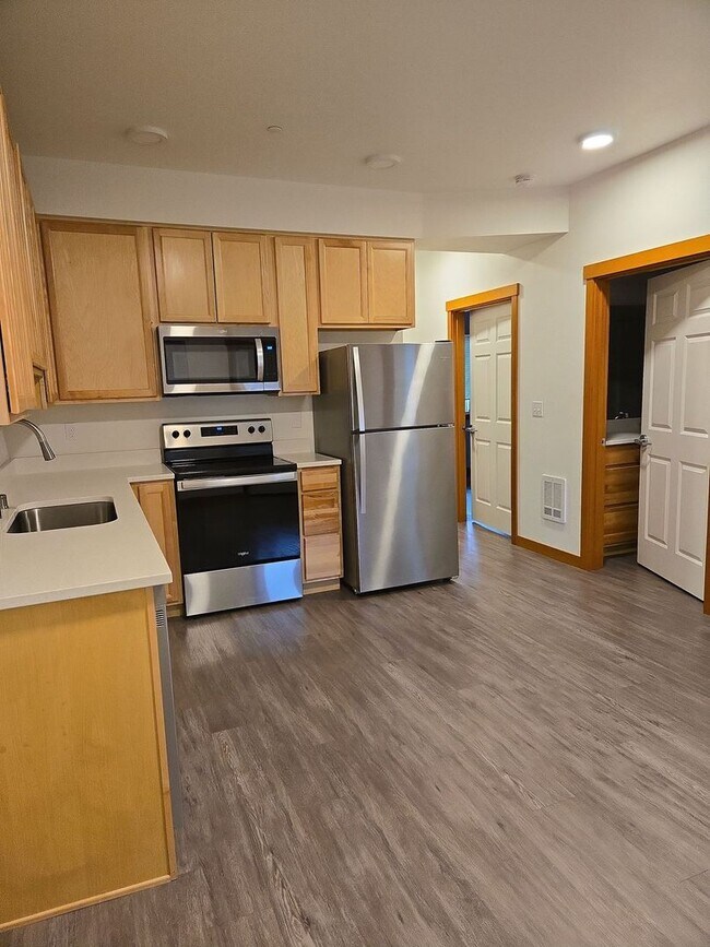 Building Photo - 1200/1210 Billy Frank Jr St - 1210 #103 Room 2 (Rooming Unit)