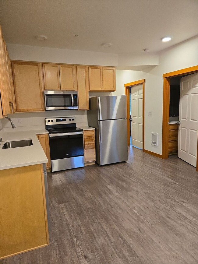 Building Photo - AVAILABLE NOW! Newer 2 bdrm + Den/1 bath Unit Near WWU and Downtown! ONE MONTH FREE! Flexible lea...