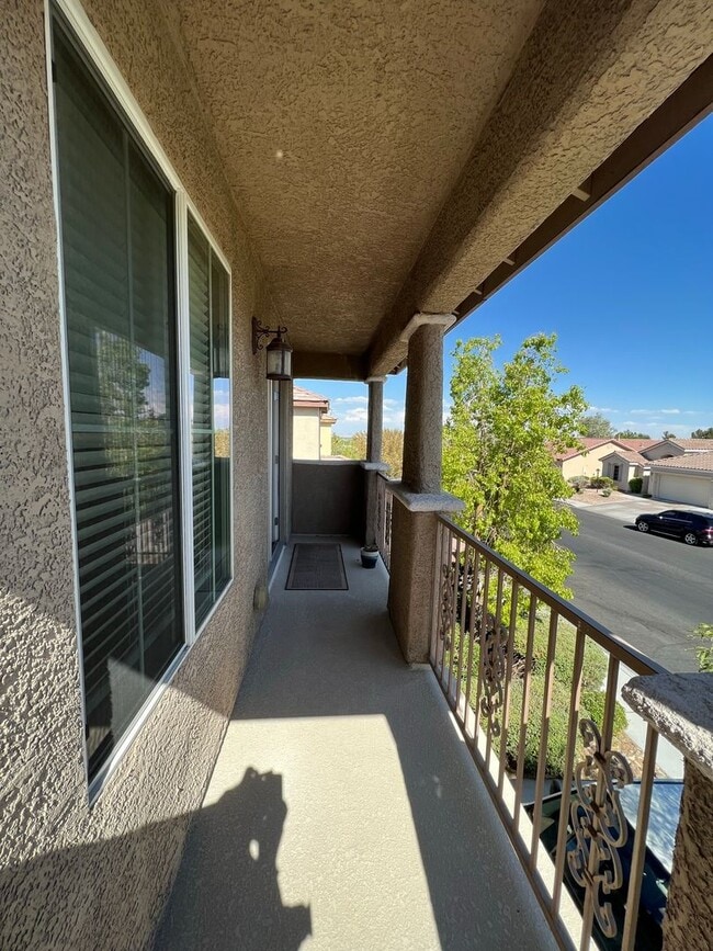 Primary Photo - ABSOLUTELY AMAZING! Large 4 bedroom 2 stor...