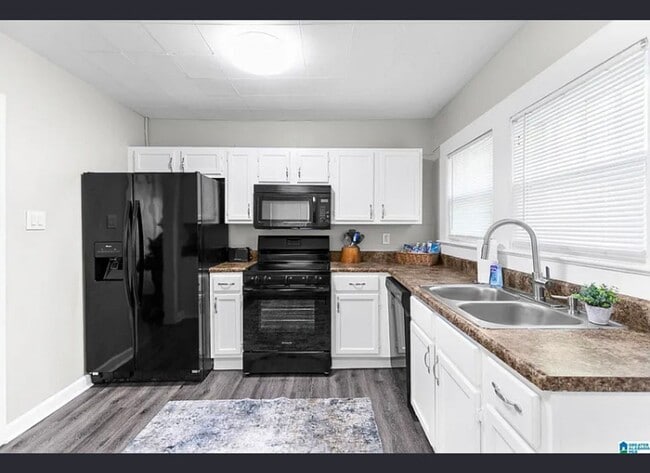 Building Photo - Newly 2 Bedroom Remolded Home/ Area