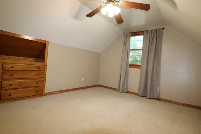 Building Photo - "Spacious 4-Bedroom 2 Bath with Finished B...