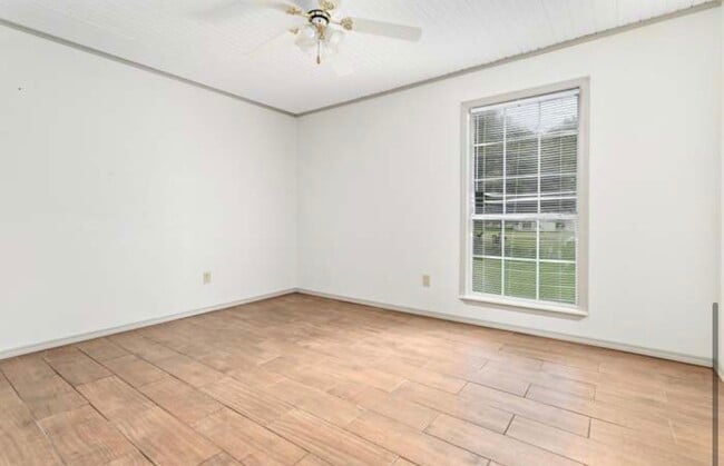 Building Photo - 245 E Smith St