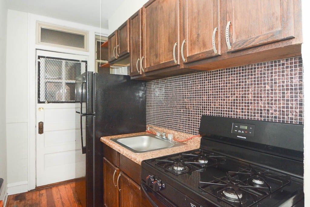 Building Photo - 547 W Surf St