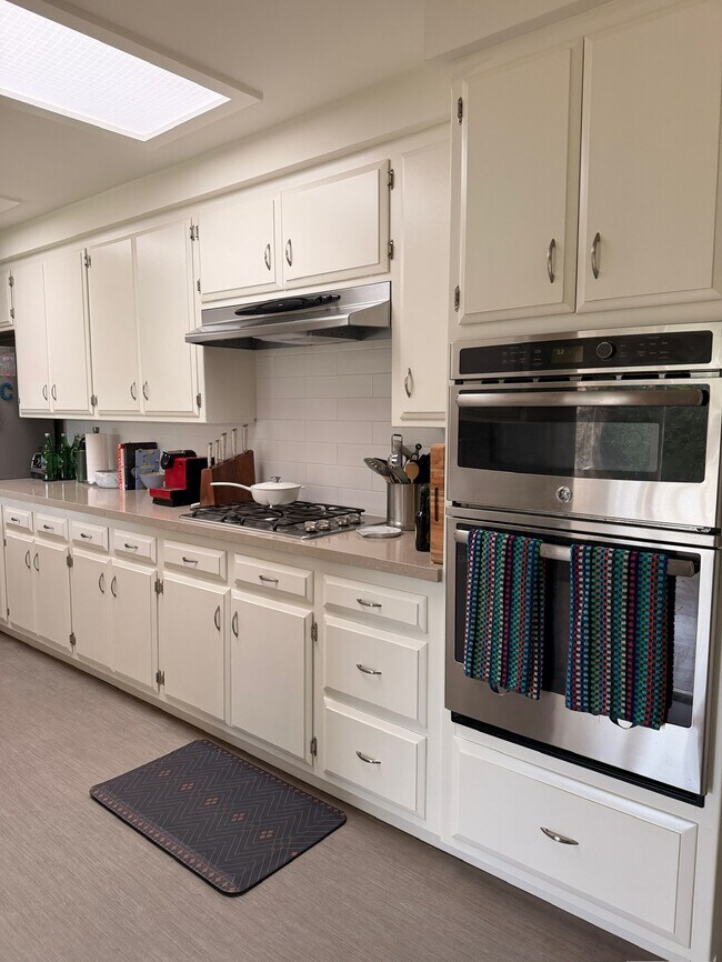 Building Photo - 3860 Linda Vista Ave