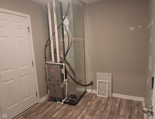 Building Photo - 7062 English Oak Dr