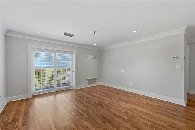 Building Photo - 300 Johnson Ferry Rd