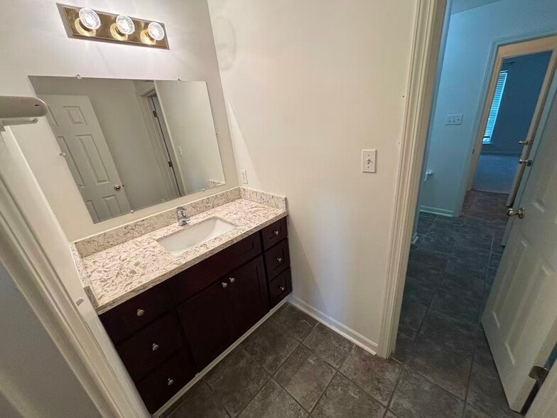 Building Photo - 211 Greenbriar Dr