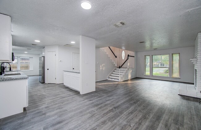 Building Photo - 5006 Village Springs Dr