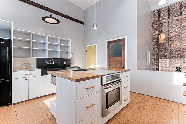 Building Photo - 114 Main St