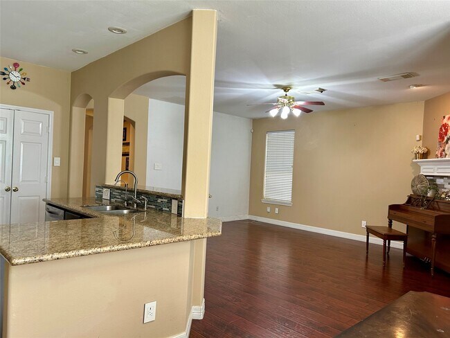 Building Photo - 5319 Lindenchase