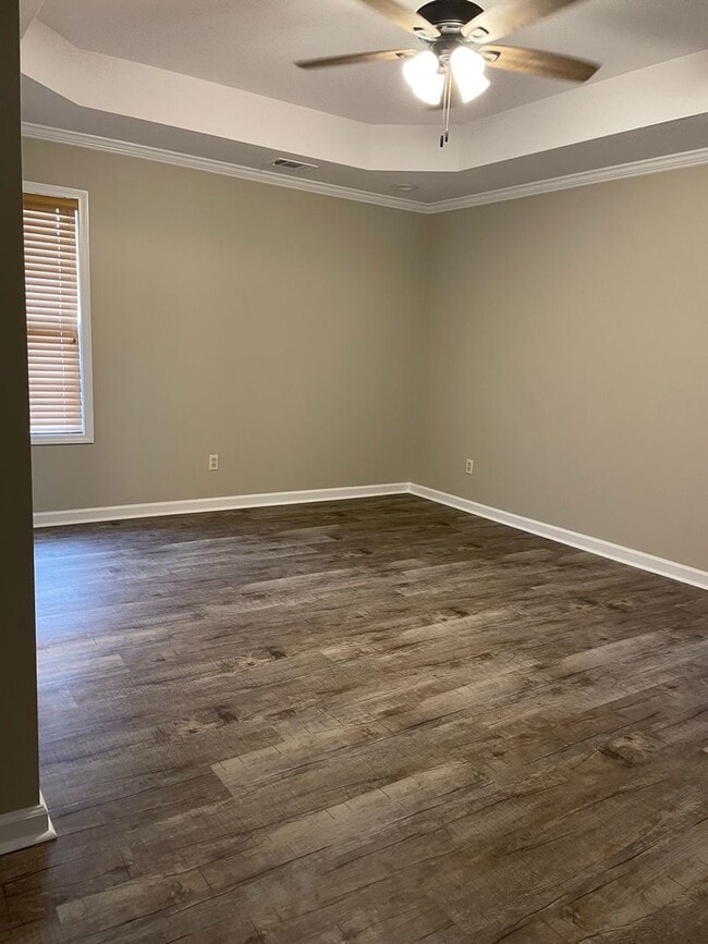 Building Photo - 3 Bedroom/ 2Bath Minutes from NEA Available NOW