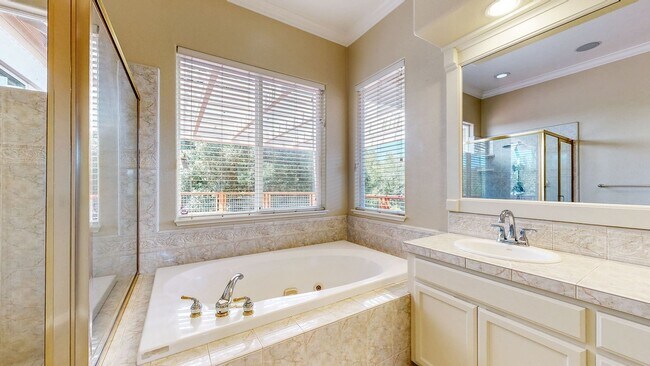 Building Photo - Gorgeous Home with private yards, large de...
