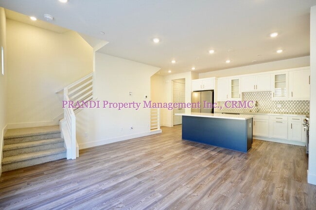 Building Photo - Brand New Townhome, Luxury Meets Convenience!