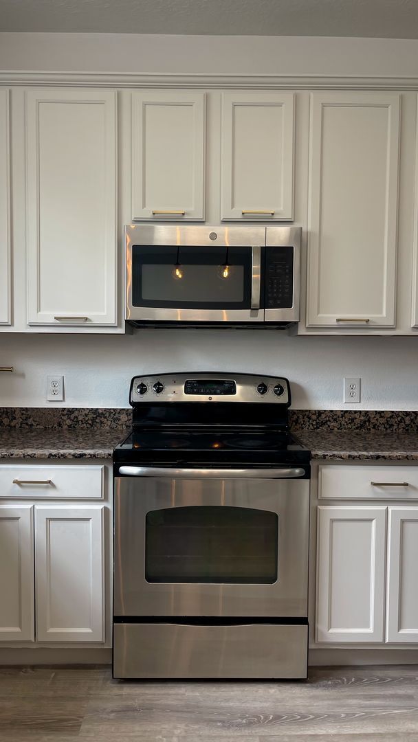 Building Photo - Beautifully Updated 3-Bedroom Townhouse in...