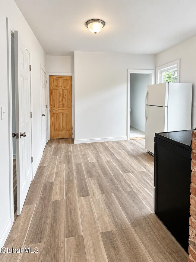 Building Photo - 33 Storrie St