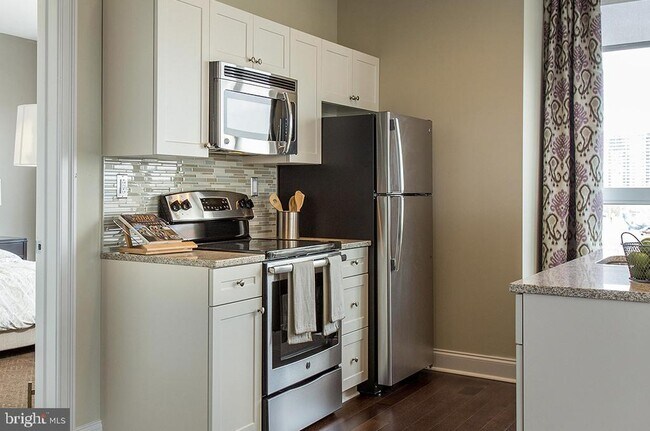 Building Photo - 235 N Christopher Columbus Blvd