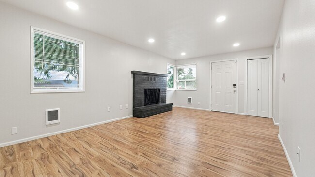 Building Photo - Updated 2-Bed Home Near Parks, Transit, and Light Rail