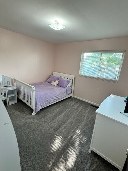 Building Photo - 28227 Gladstone St