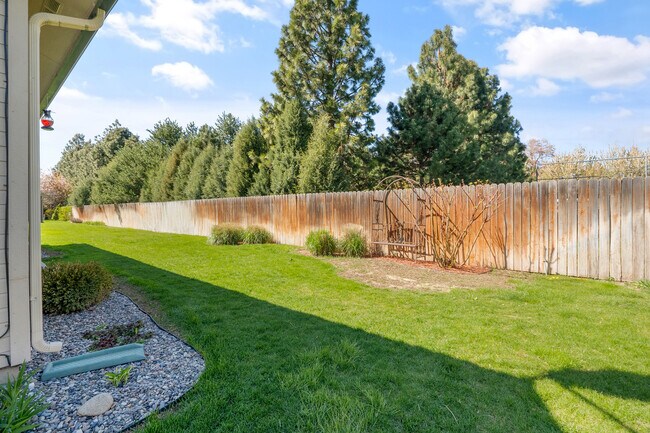 Building Photo - 10490 W Wildrose Ct