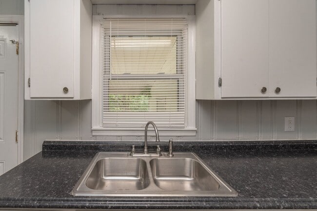 Building Photo - 3 bed/1.5 bath single-family home, with en...