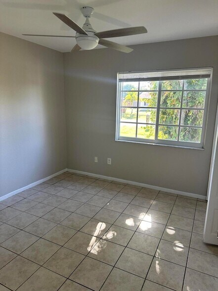 Building Photo - 377 SW Cherryhill Rd