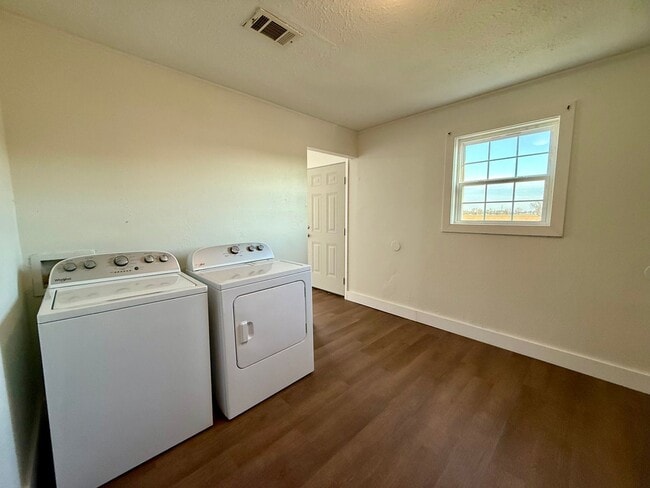 Building Photo - 3 Bedroom/1.Bathroom Home in Paragould AR - $1,150/month