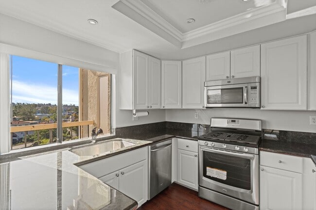 Building Photo - Stunning 2 bedroom *LAKE VIEW* condo for r...